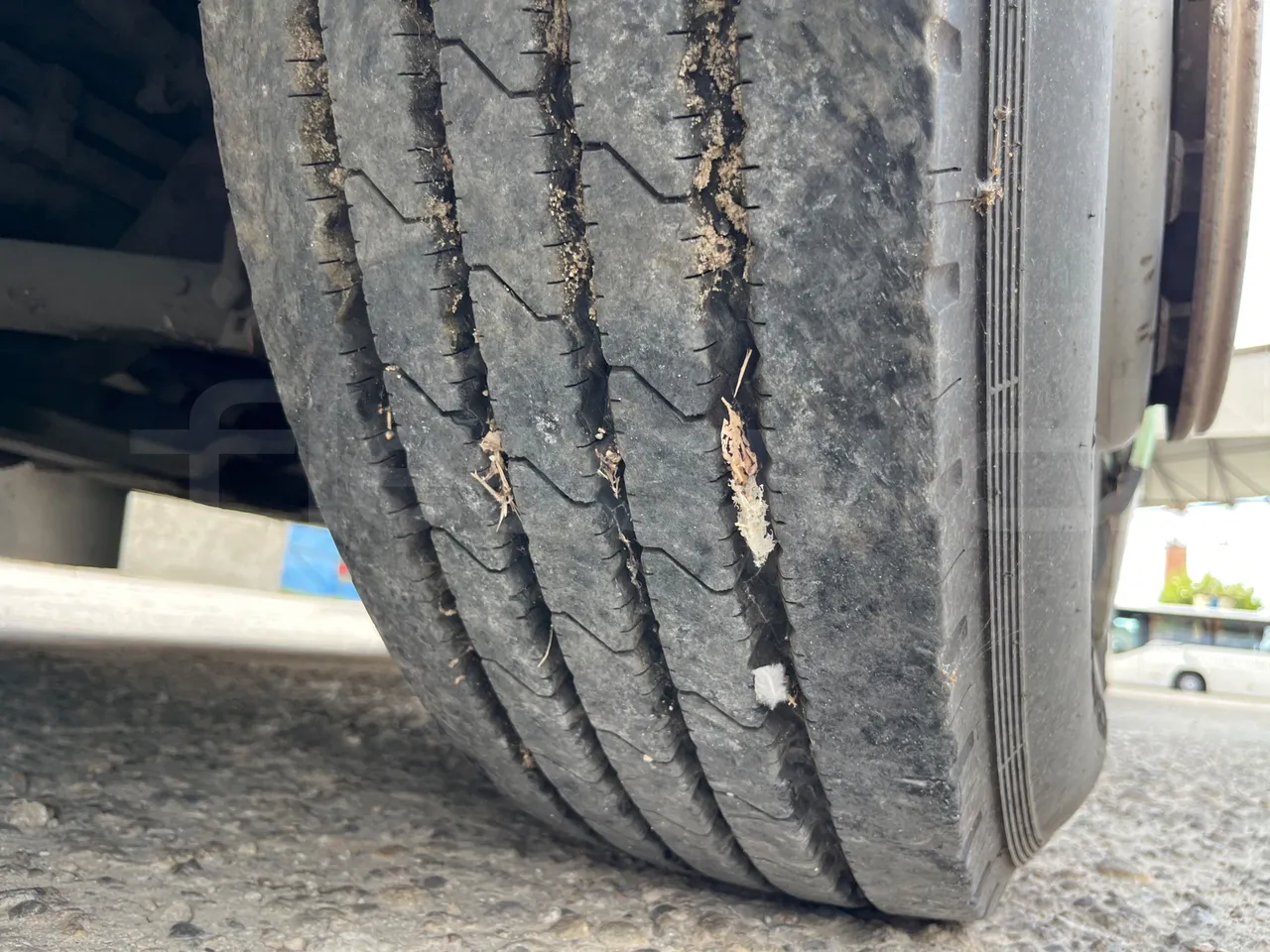 Setra S315 315 NF 457/ Euro 3 -185Kw -12 Mt - tread condition front tires right