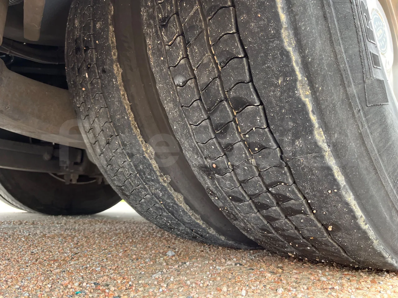 Irisbus 397E.12 397E.12  - Euro5 - 279kW - 12.410m - tread condition front tires left