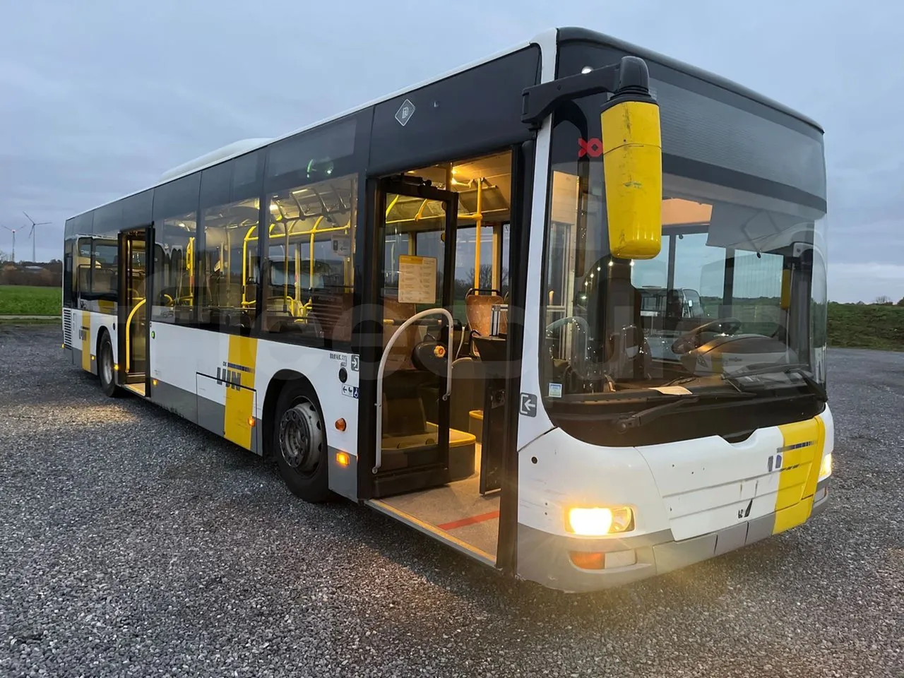 Man Lion's City A21 - EUR5 - 206kW - 11.980m - 3/4 right front doors open