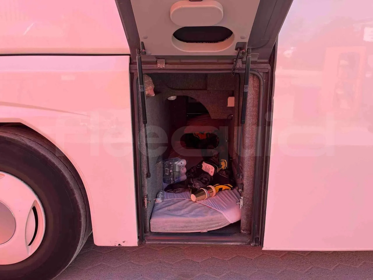 Neoplan Tourliner 2SACB - EUR6 - 324kW - 13.800m - 3/4 right rear doors open