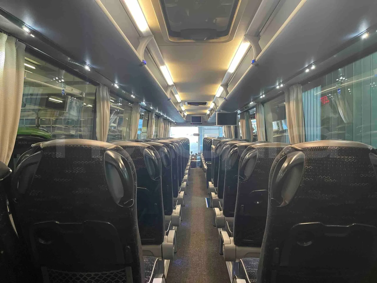 Neoplan Tourliner 2SACB - EUR6 - 324kW - 13.800m - forward view middle aisle