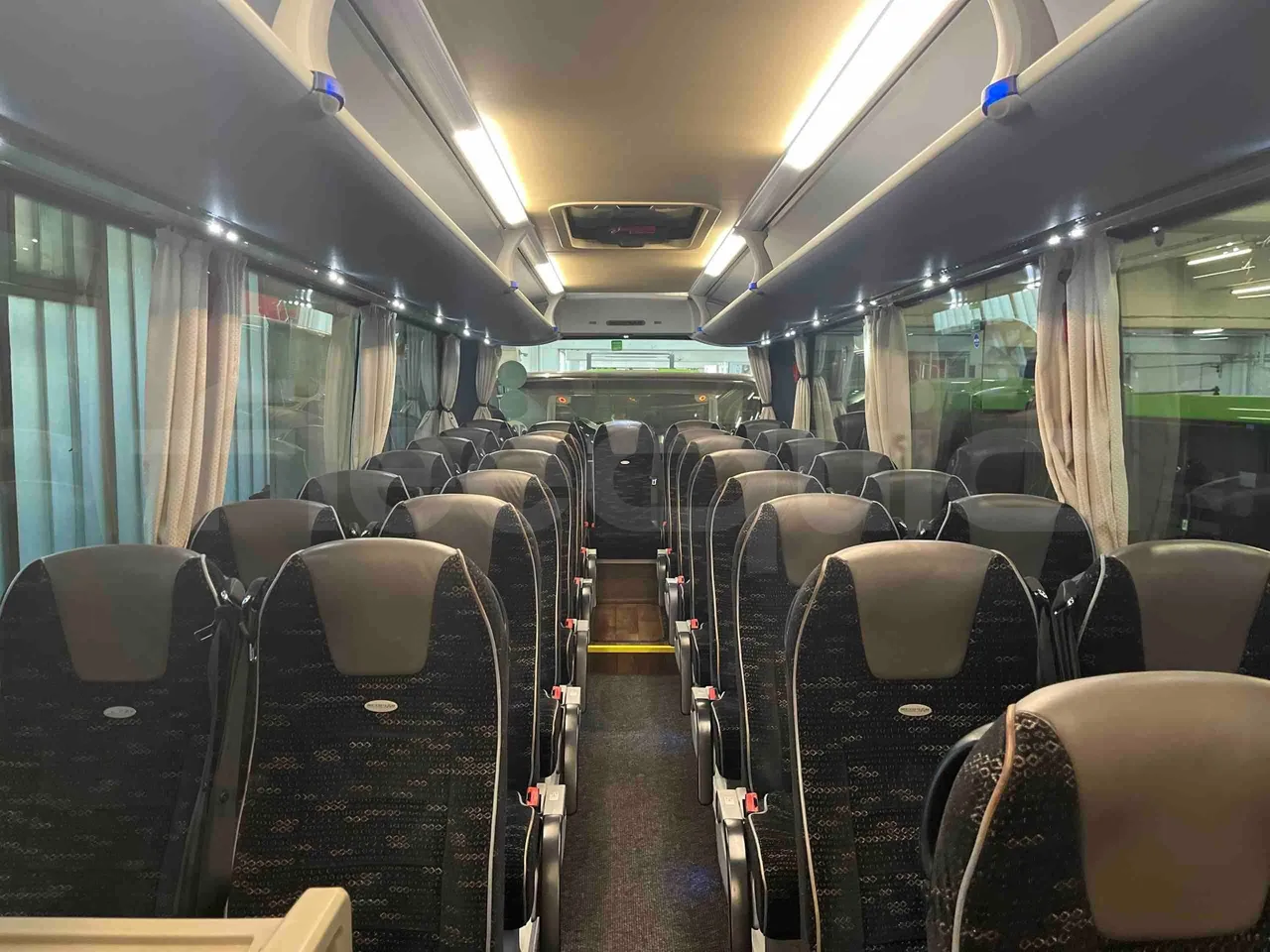 Neoplan Tourliner 2SACB - EUR6 - 324kW - 13.800m - reverse view middle aisle