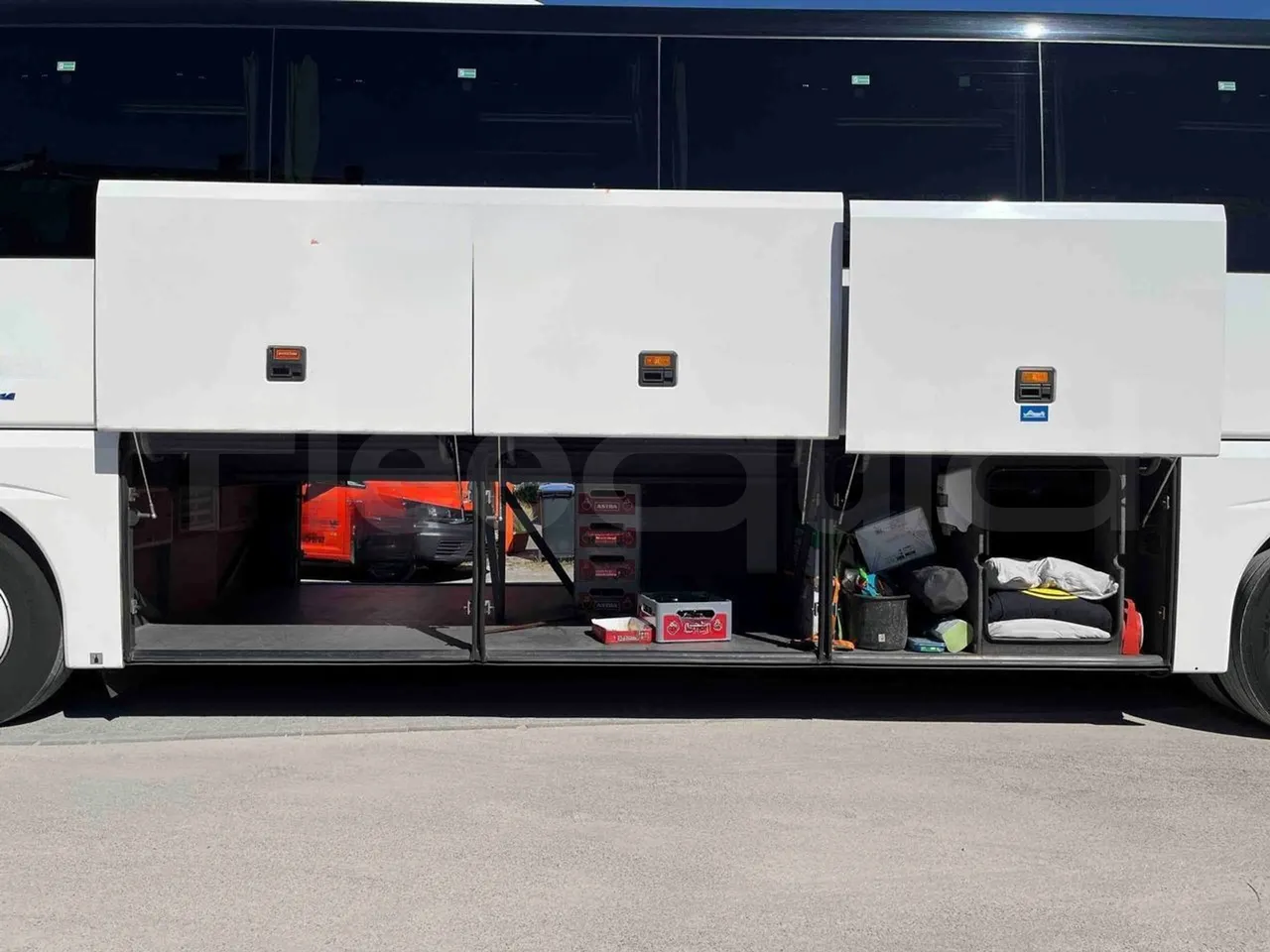 Neoplan Tourliner 2SACB - EUR6 - 324kW - 13.800m - right side doors open