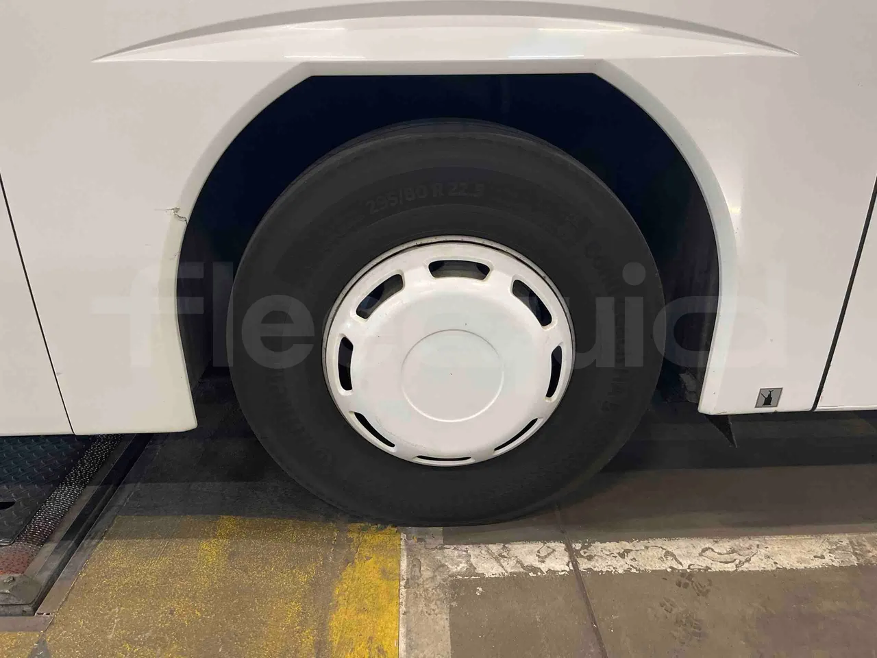 Neoplan Tourliner 2SACB - EUR6 - 324kW - 13.800m - front left tire measurements