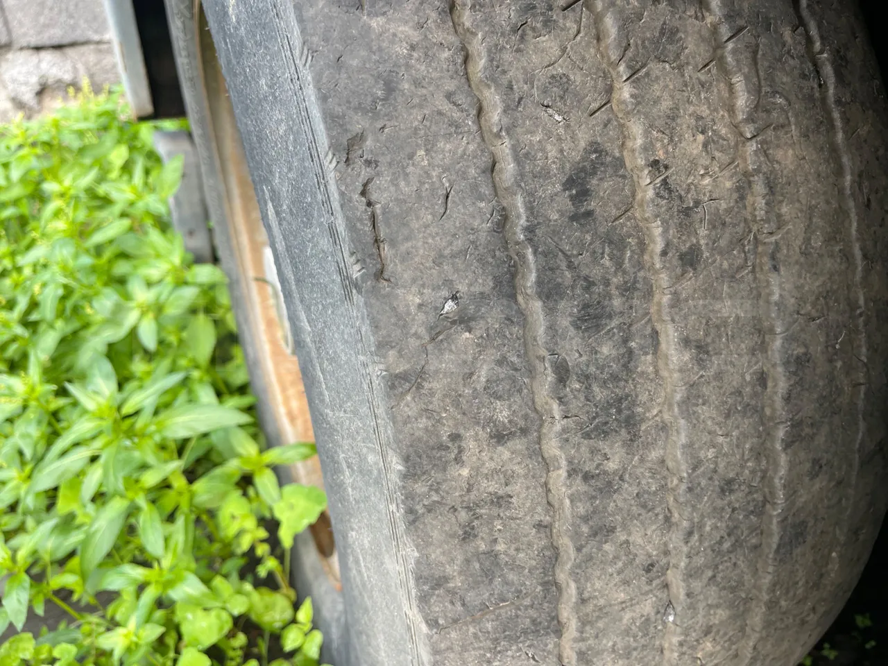 Dulevo 5010 L - 5.890mt - tread condition front tires left