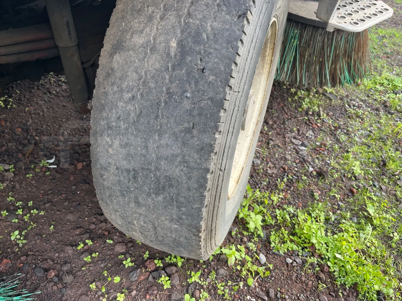 Dulevo 5010 L - 5.890mt - tread condition front tires right