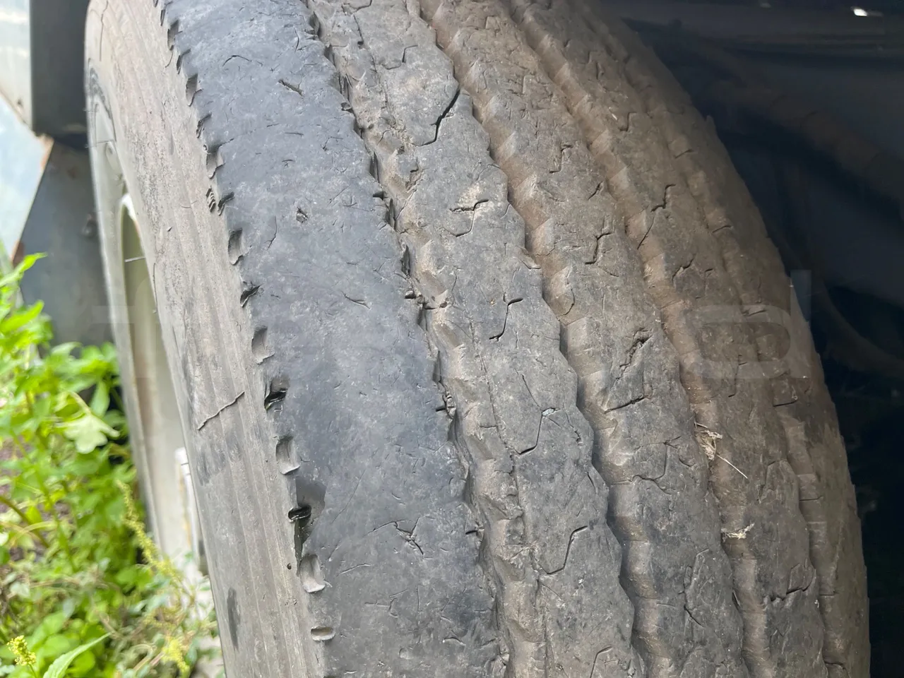 Dulevo 5010 L - 5.890mt - tread condition second axle tires left