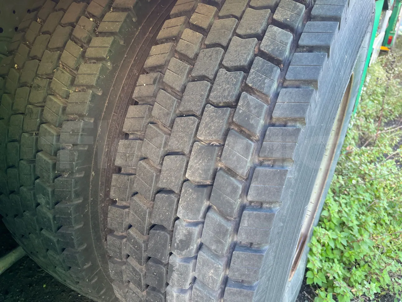 Iveco Magirus A260S/E4 FARID T1SM25 - Euro5 - 228kW - 9.685mt - tread condition front tires left