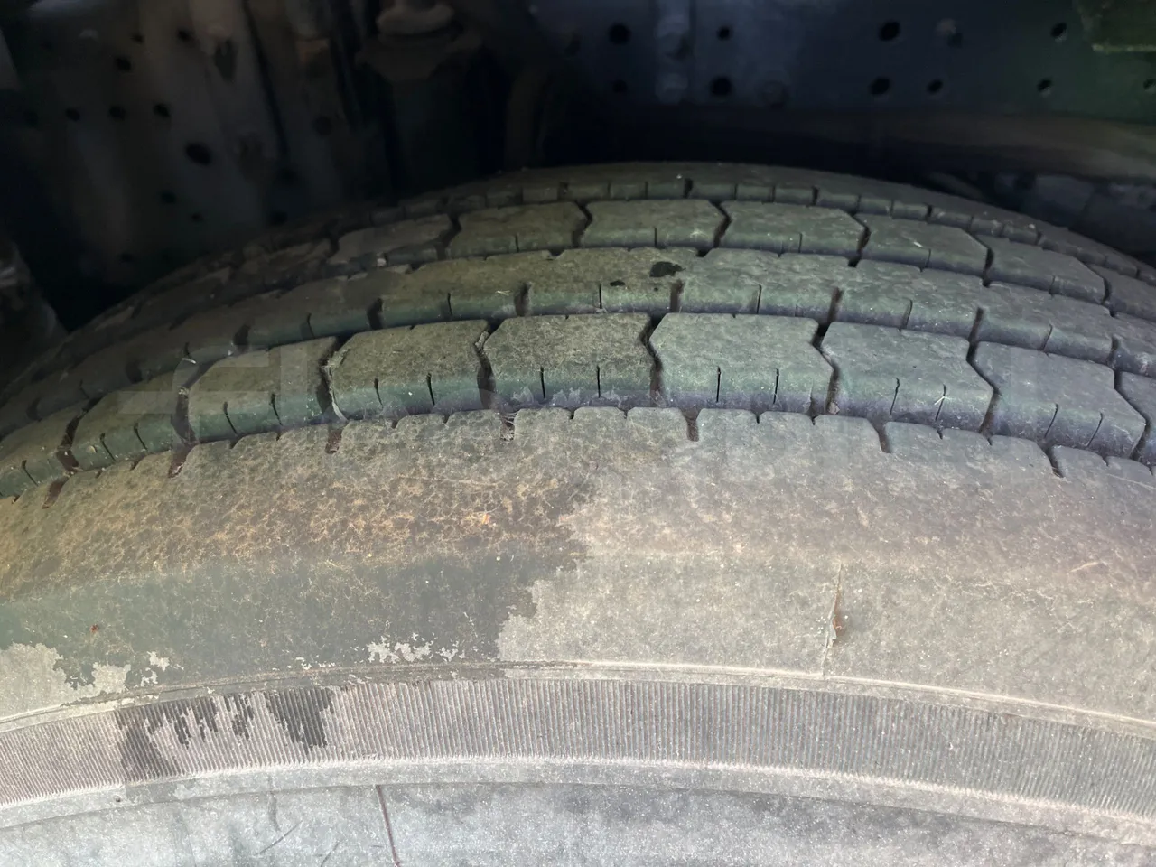 Iveco Magirus A260S/E4 FARID T1SM25 - Euro5 - 228kW - 9.685mt - tread condition front tires right