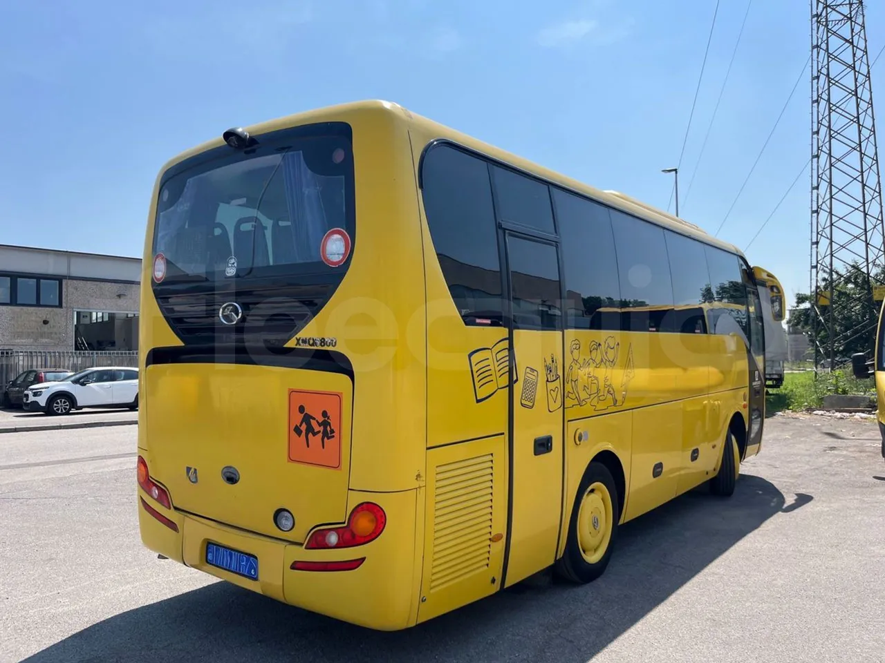 King Long XMQ6800 2AL1AA2B - Euro5 - 148kW - 7.995mt - 3/4 right rear doors closed