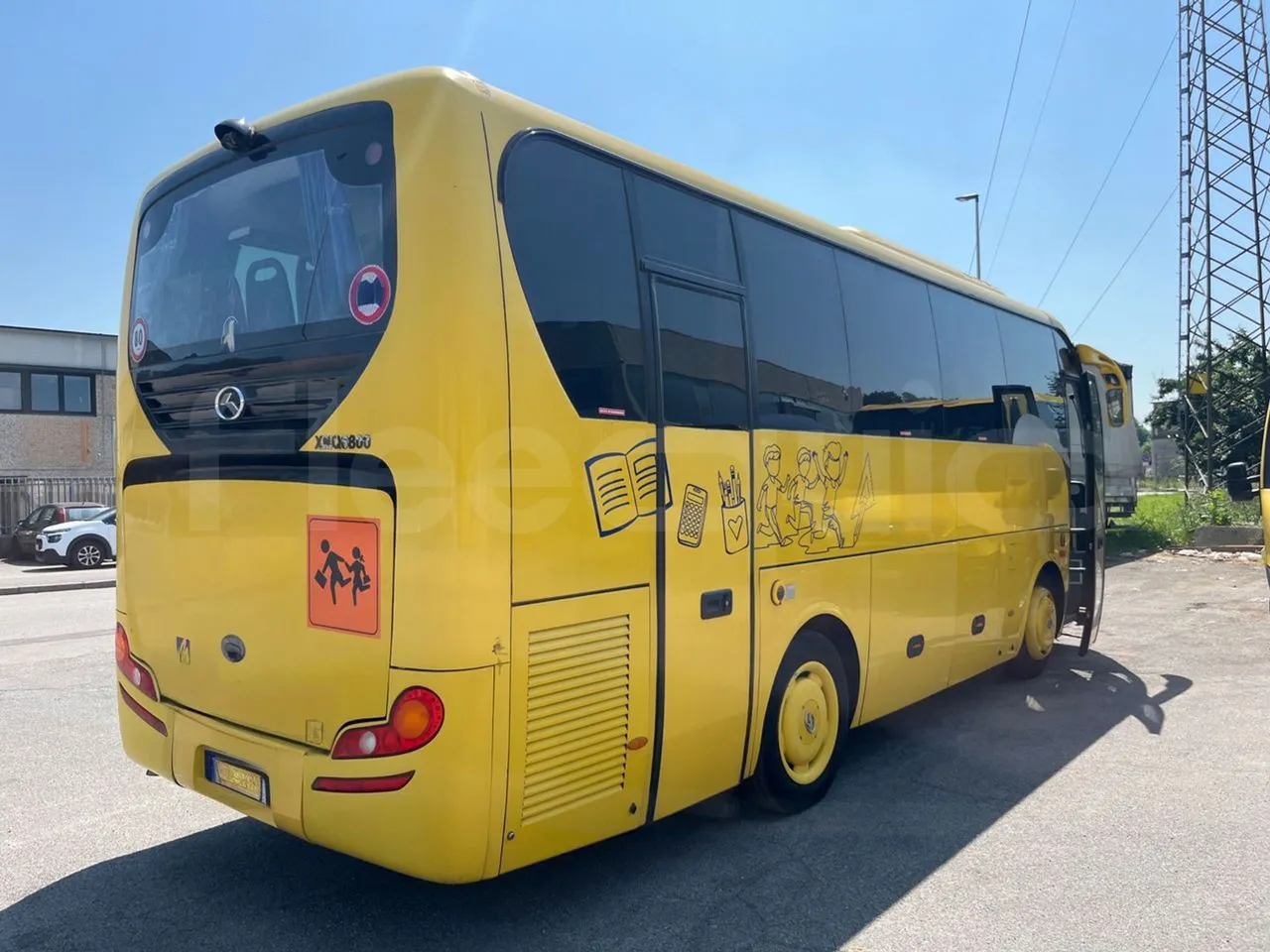 King Long XMQ6800 2AL1AA2B - Euro5 - 148kW - 7.995mt - 3/4 right rear doors open