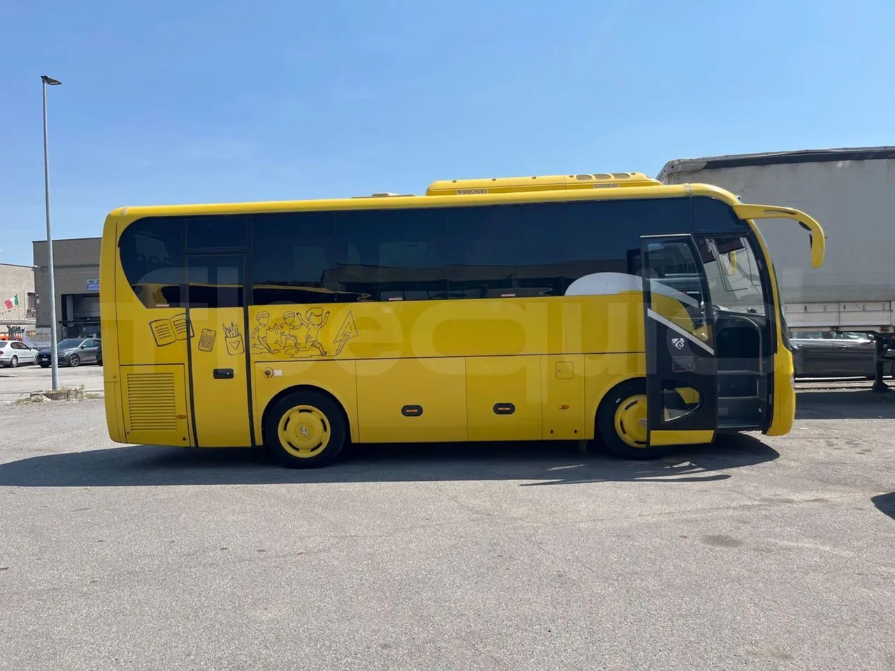 King Long XMQ6800 2AL1AA2B - Euro5 - 148kW - 7.995mt - right side doors open