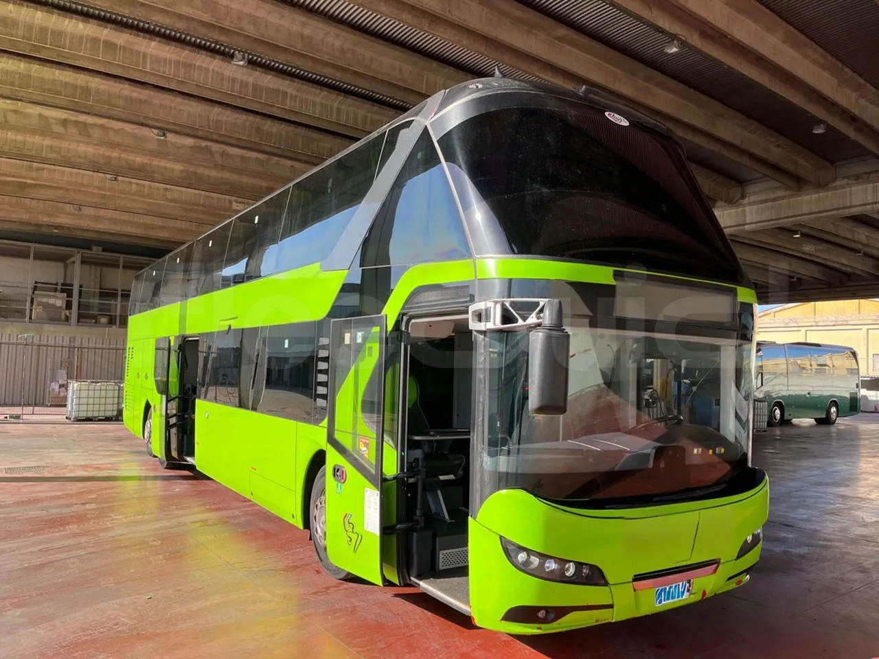 Neoplan Skyliner V6ACE - Euro6 - 375kW - 14mt - 3/4 right front doors open