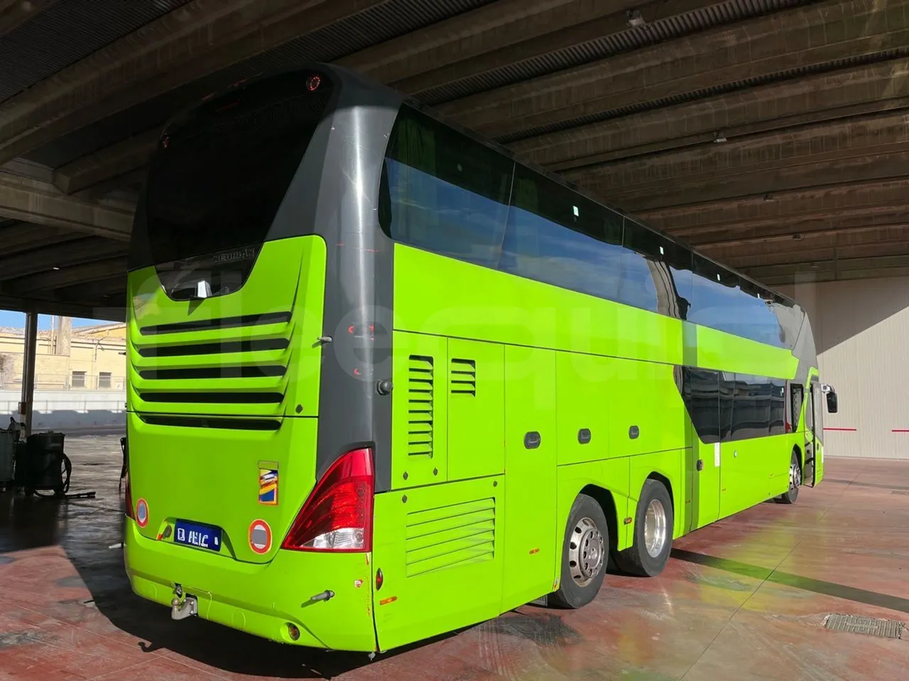 Neoplan Skyliner V6ACE - Euro6 - 375kW - 14mt - 3/4 right rear doors closed