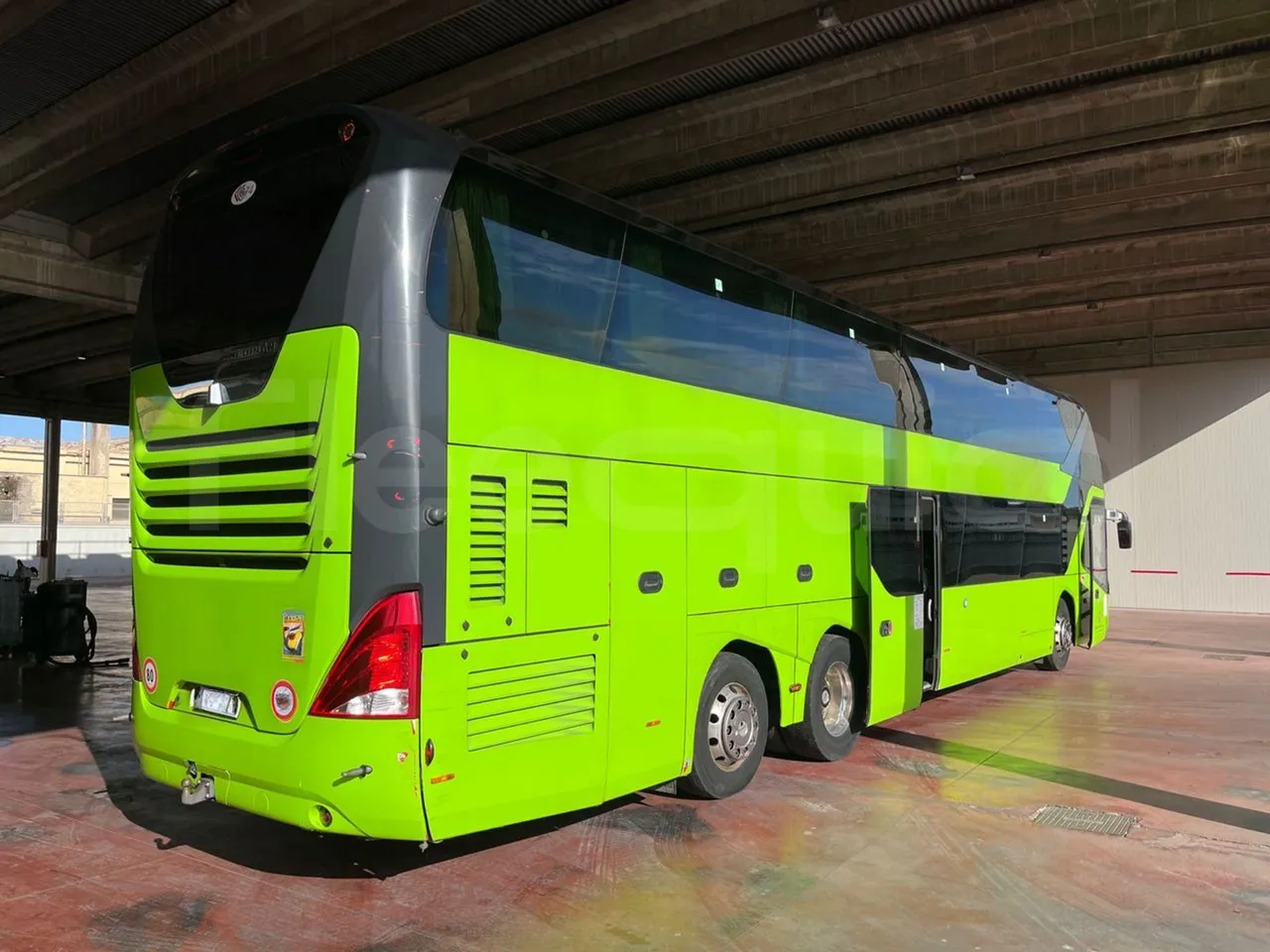 Neoplan Skyliner V6ACE - Euro6 - 375kW - 14mt - 3/4 right rear doors open