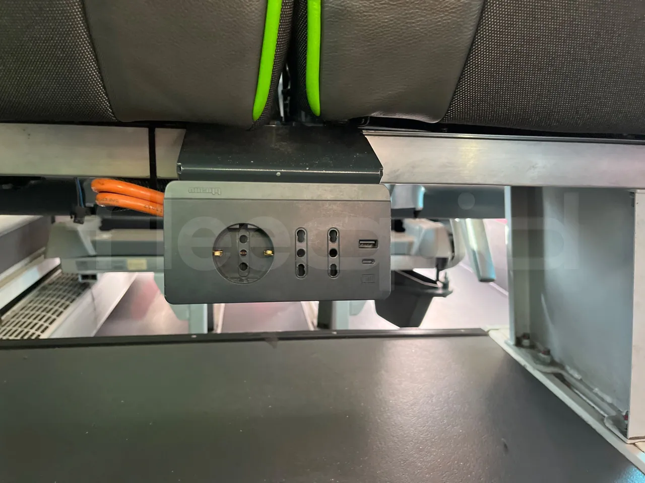 Neoplan Skyliner V6ACE - Euro6 - 375kW - 14mt - usb charging detail