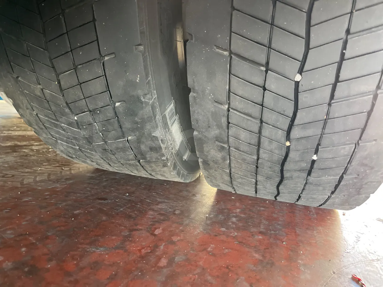 Neoplan Skyliner V6ACE - Euro6 - 375kW - 14mt - tread condition front tires left