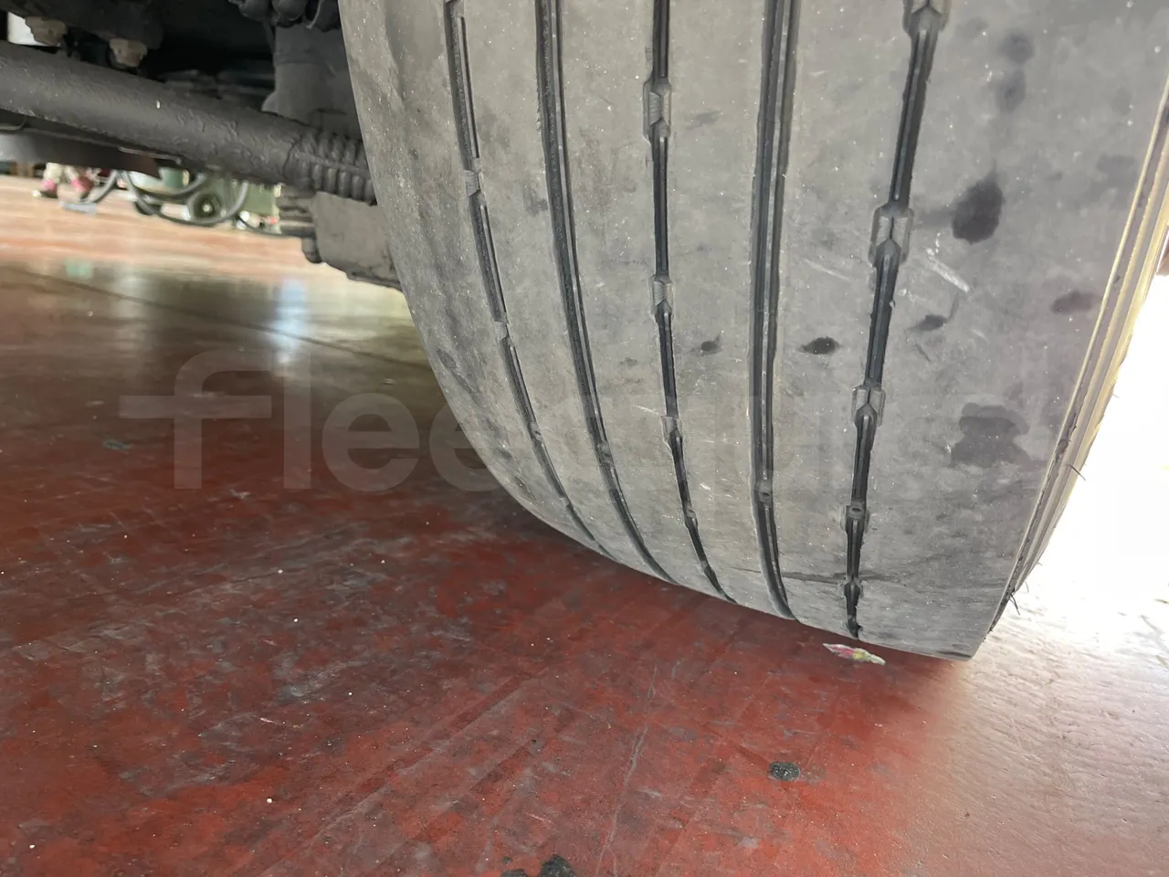 Neoplan Skyliner V6ACE - Euro6 - 375kW - 14mt - tread condition front tires right