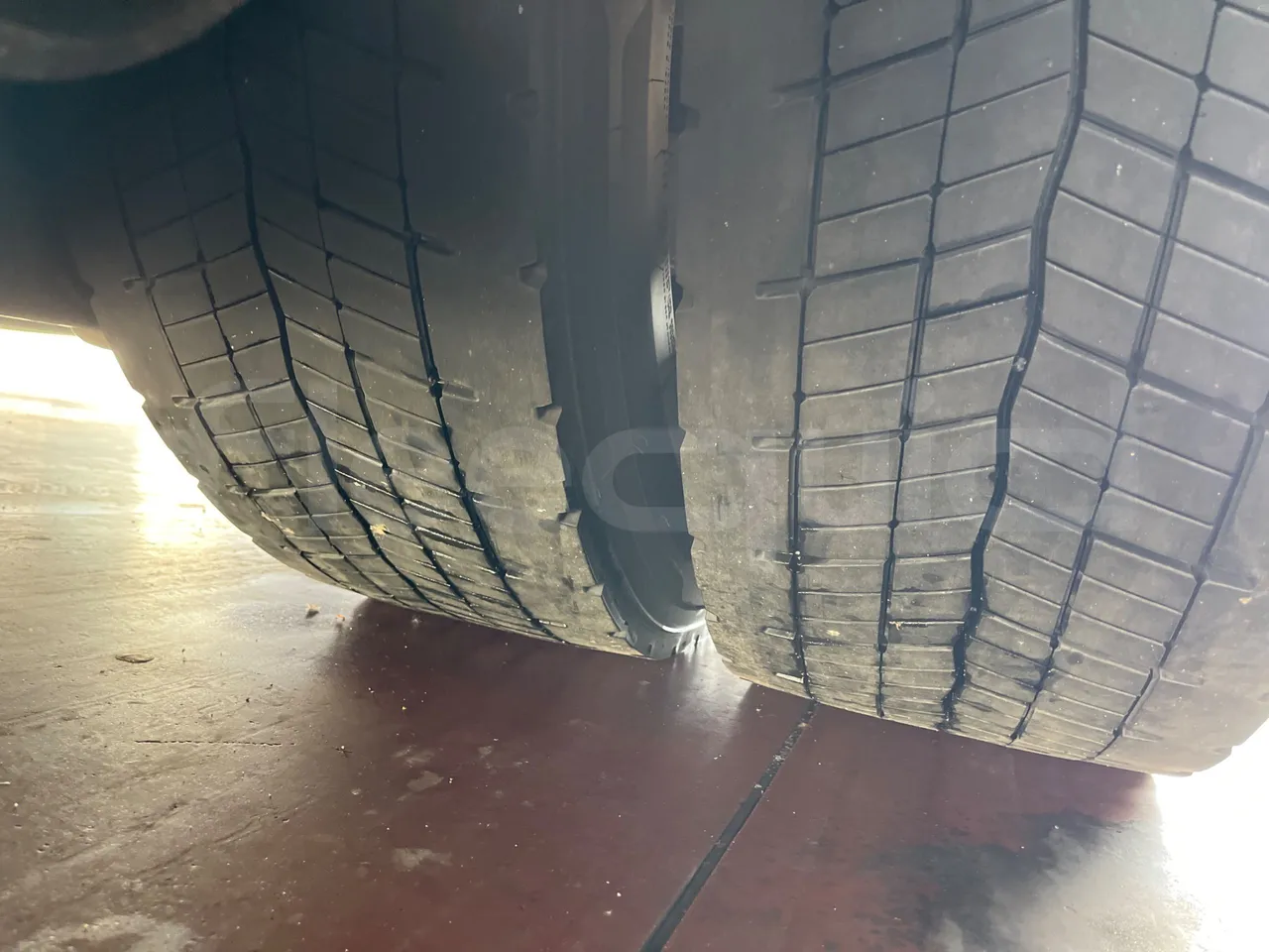 Neoplan Skyliner V6ACE - Euro6 - 375kW - 14mt - tread condition second axle tires right