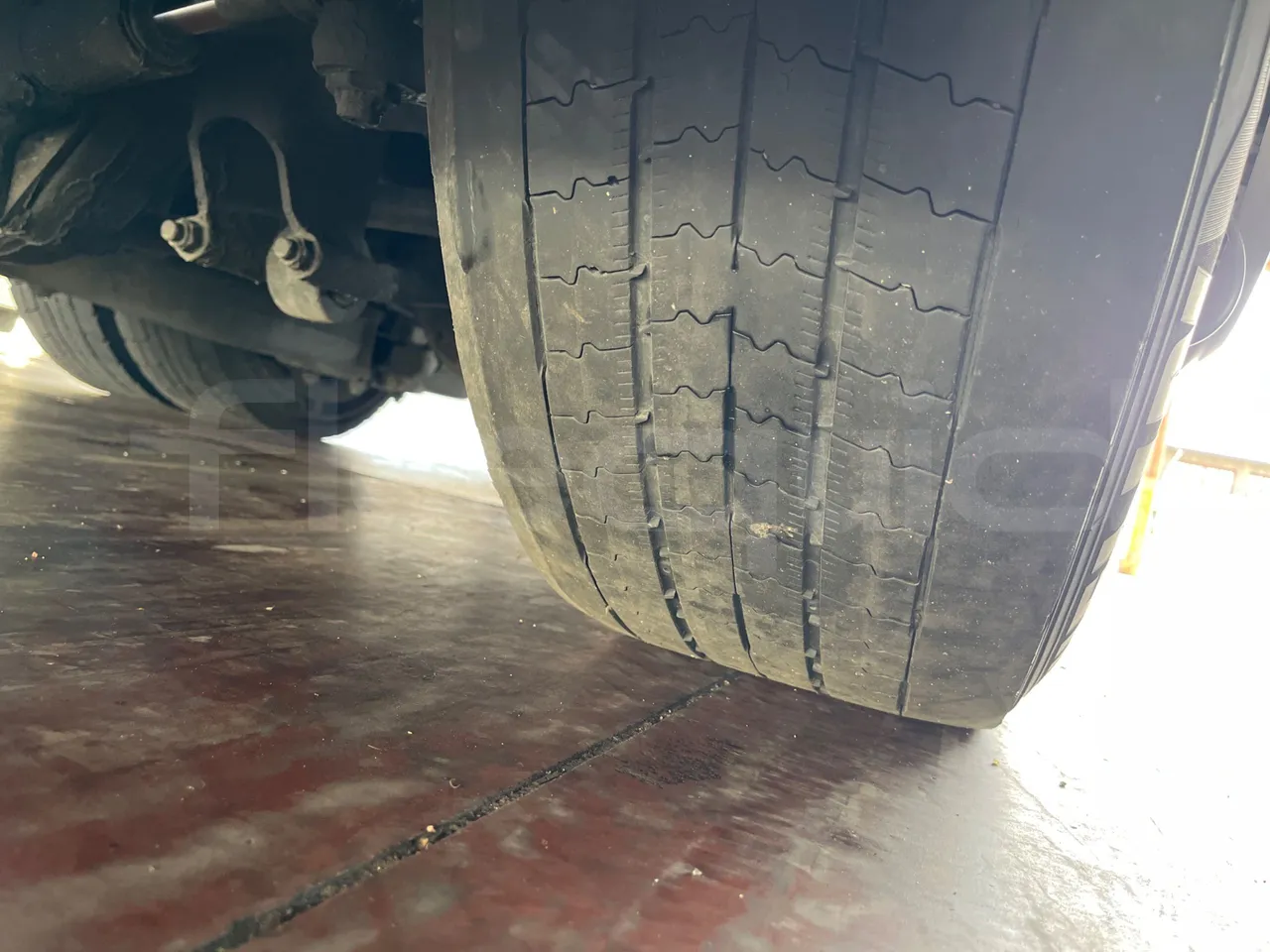 Neoplan Skyliner V6ACE - Euro6 - 375kW - 14mt - tread condition third axle tires left