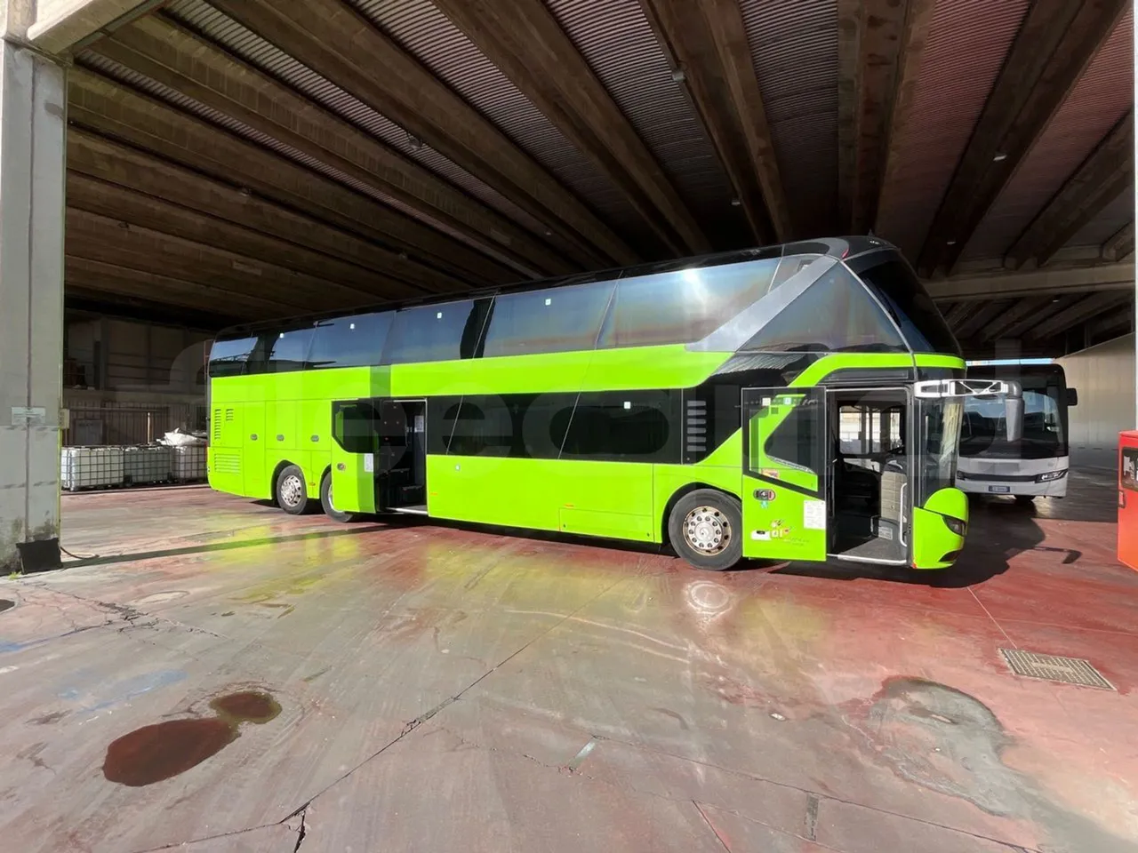 Neoplan Skyliner V6ACE - Euro6 - 375kW - 14mt - right side doors open