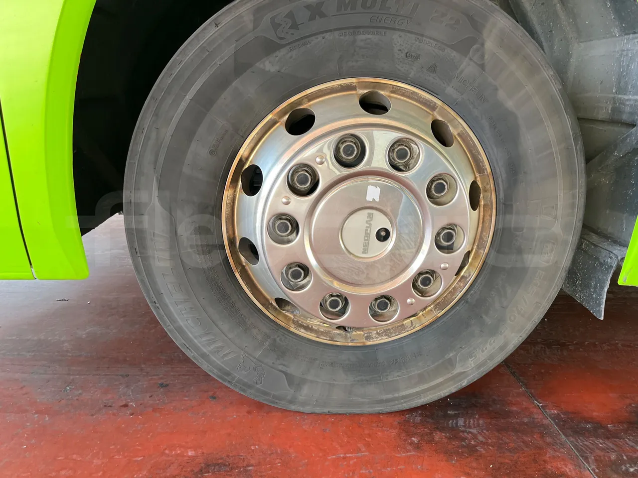 Neoplan Skyliner V6ACE - Euro6 - 375kW - 14mt - front left tire measurements