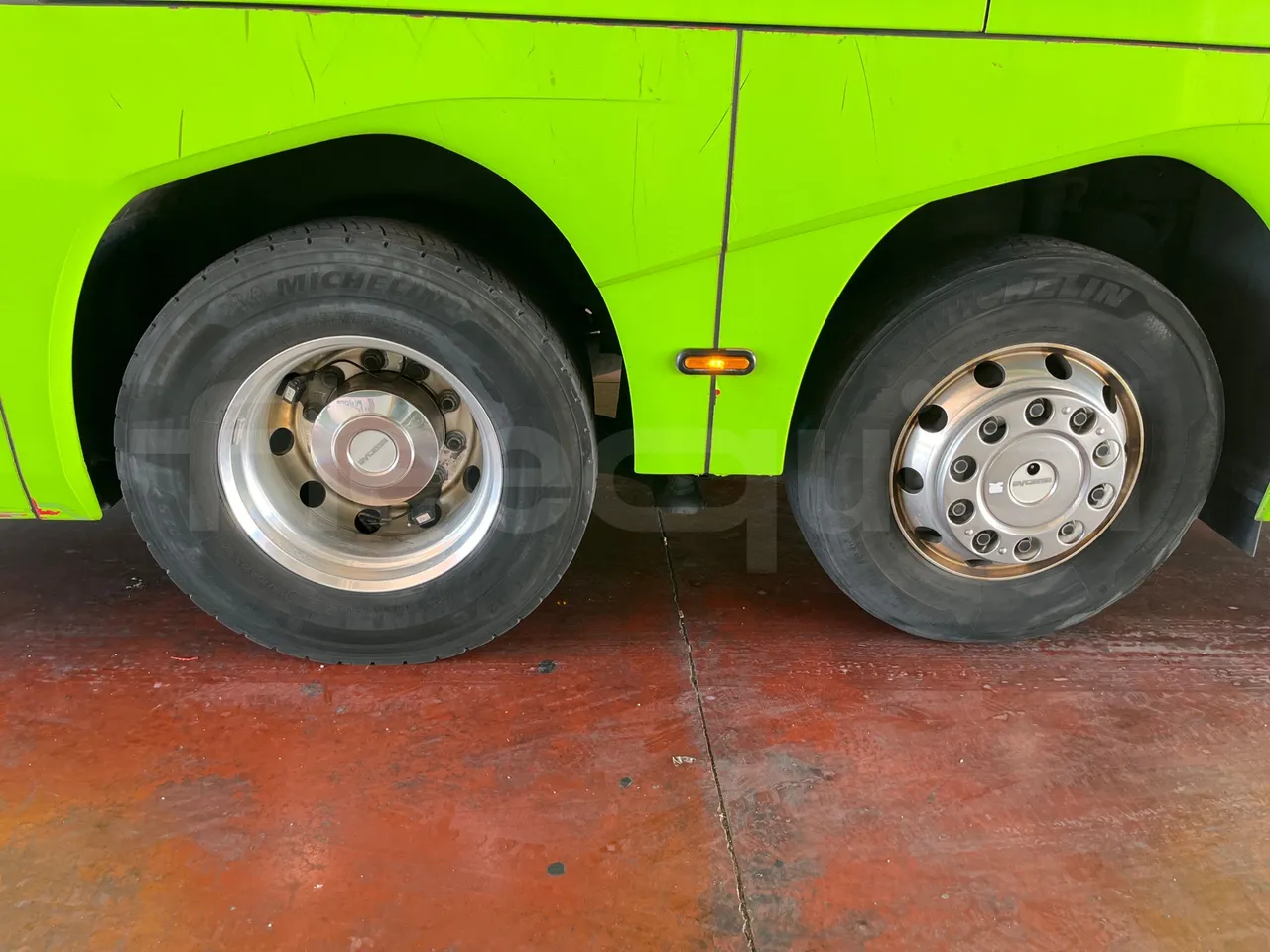 Neoplan Skyliner V6ACE - Euro6 - 375kW - 14mt - rear left tire photo