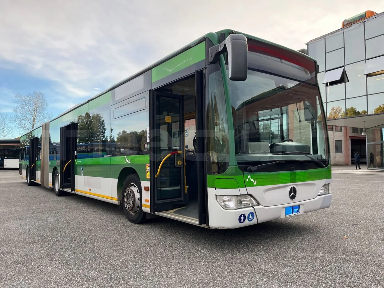 Mercedes-Benz O 530 G- 3P - Euro5 - 260kW - 17.940mt - 3/4 right front doors open