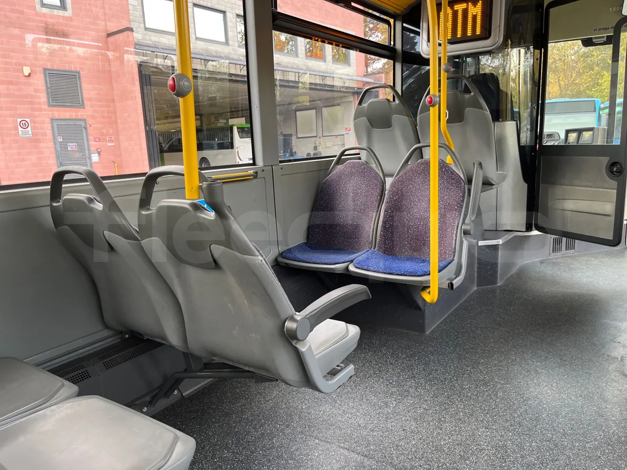 Mercedes-Benz O 530 G- 3P - Euro5 - 260kW - 17.940mt - armrest detail photo