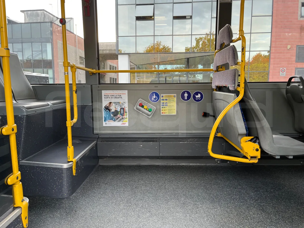 Mercedes-Benz O 530 G- 3P - Euro5 - 260kW - 17.940mt - disabled area photo