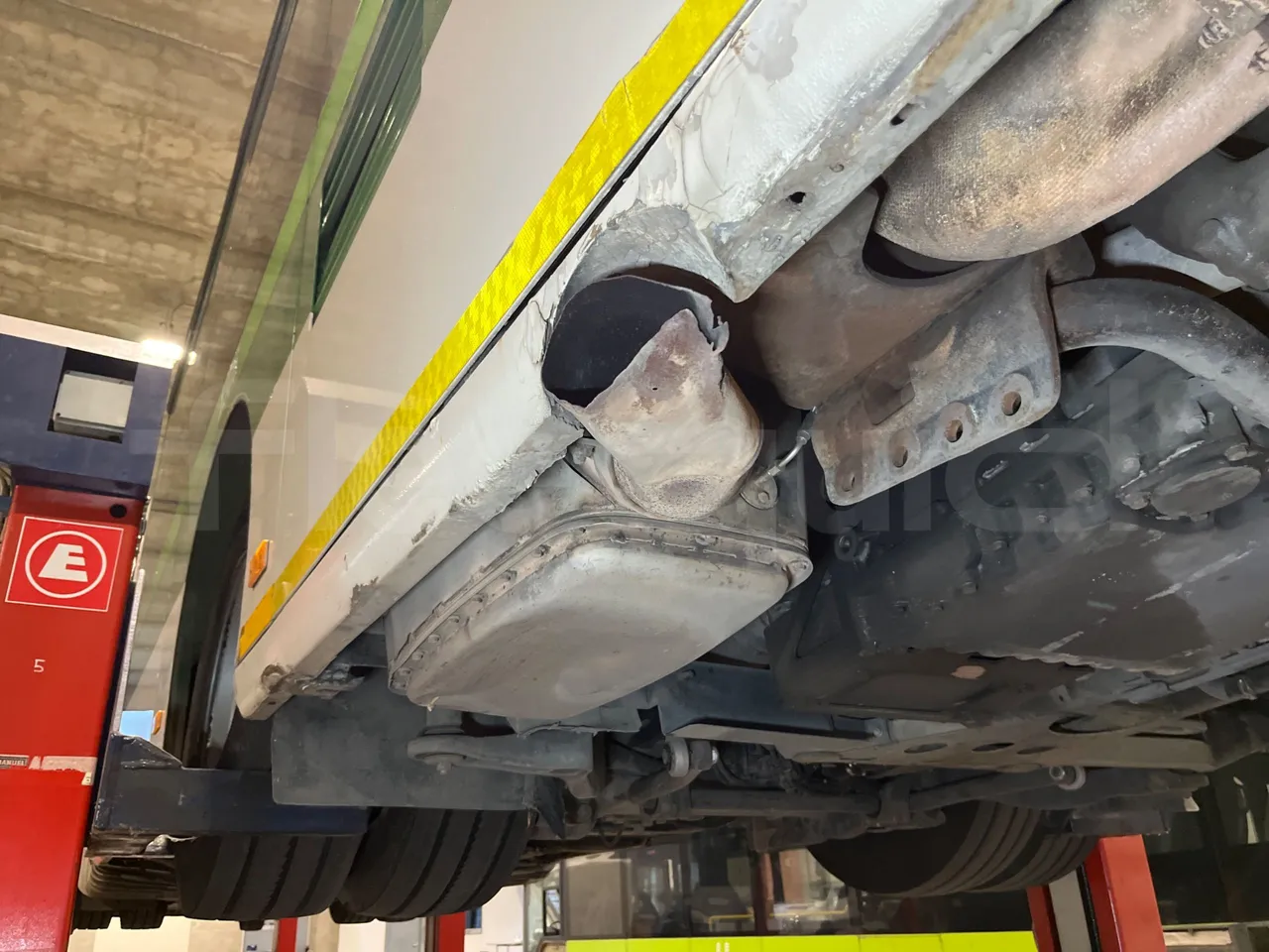 Mercedes-Benz O 530 G- 3P - Euro5 - 260kW - 17.940mt - exhaust photo