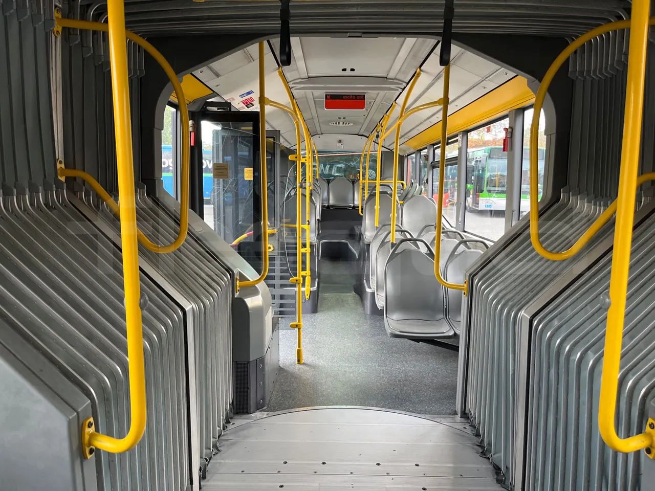 Mercedes-Benz O 530 G- 3P - Euro5 - 260kW - 17.940mt - reverse view middle aisle