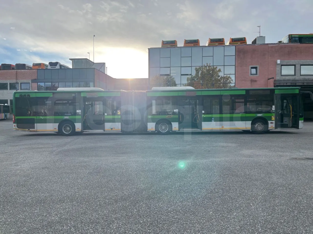 Mercedes-Benz O 530 G- 3P - Euro5 - 260kW - 17.940mt - right side doors open