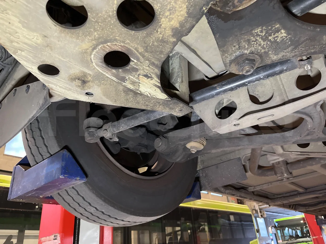 Mercedes-Benz O 530 G- 3P - Euro5 - 260kW - 17.940mt - front axle right side