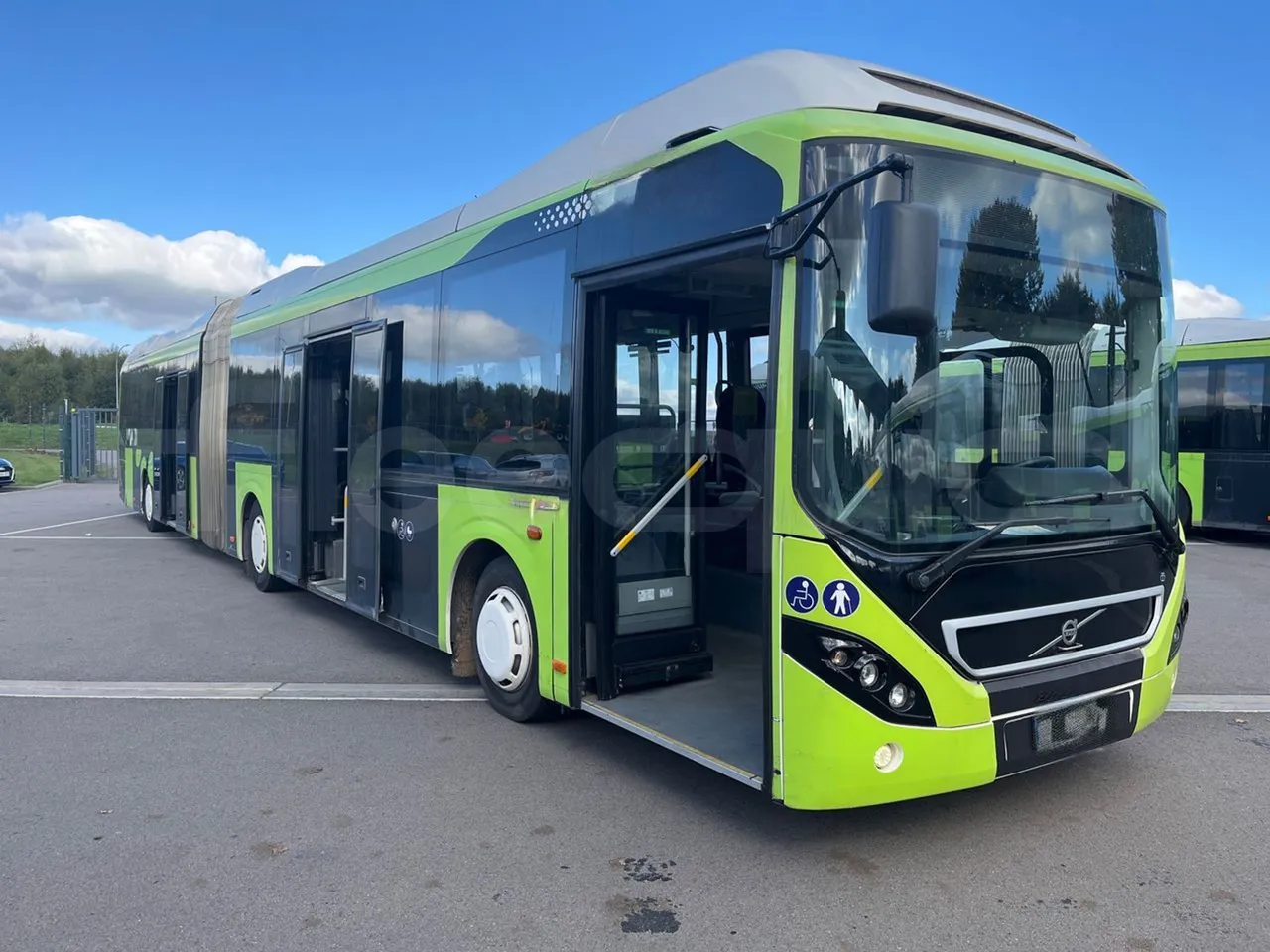Volvo G891H L291LH24J8100 / Euro 6 - 177 Kw - 18.750 Mt - 3/4 right front doors open