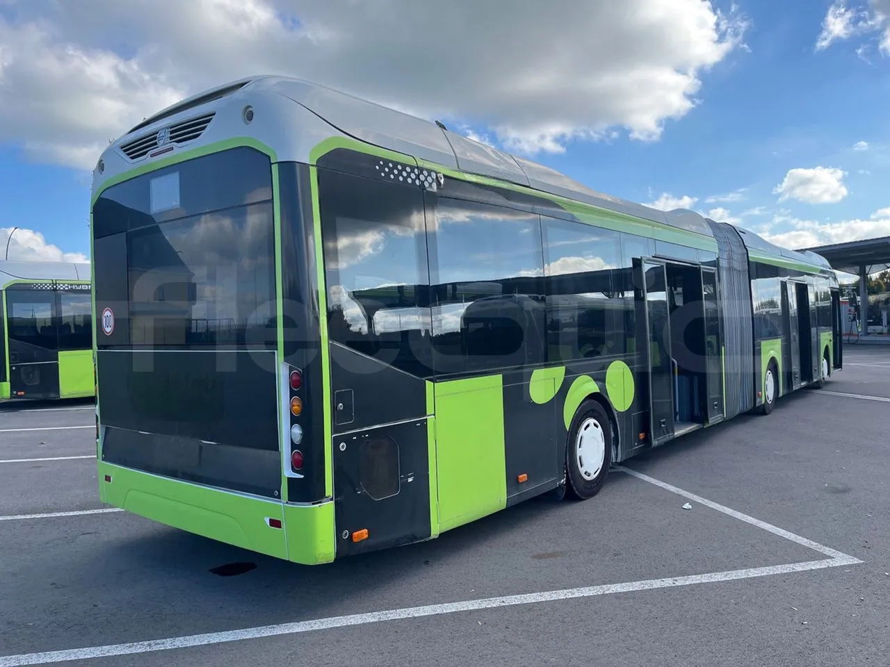 Volvo G891H L291LH24J8100 / Euro 6 - 177 Kw - 18.750 Mt - 3/4 right rear doors open