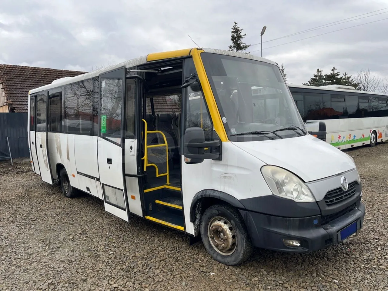 Kutsenits IC HNF-1 - EUR5 - 125kW -8.5m - 3/4 right front doors open