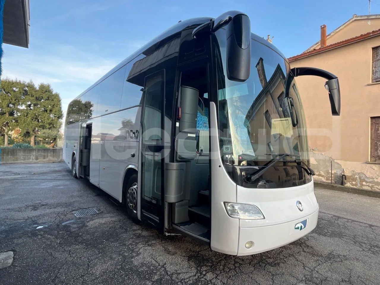 Irisbus New Domino 397E/12.4  - Euro4 - 331kW - 12.410mt - 3/4 right front doors open