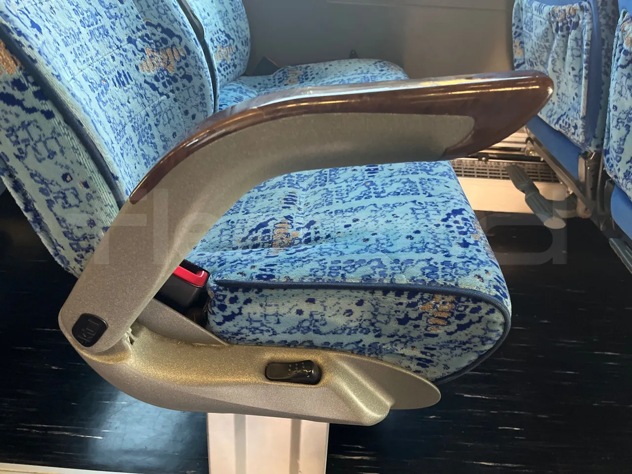 Irisbus New Domino 397E/12.4  - Euro4 - 331kW - 12.410mt - armrest detail photo