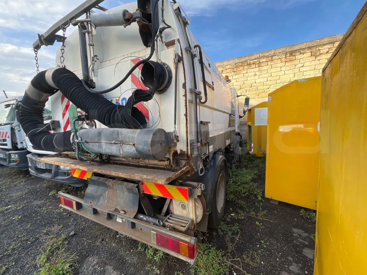 Iveco 130/120 Euro3 - 134kW - 5.995mt - 3/4 right rear doors closed