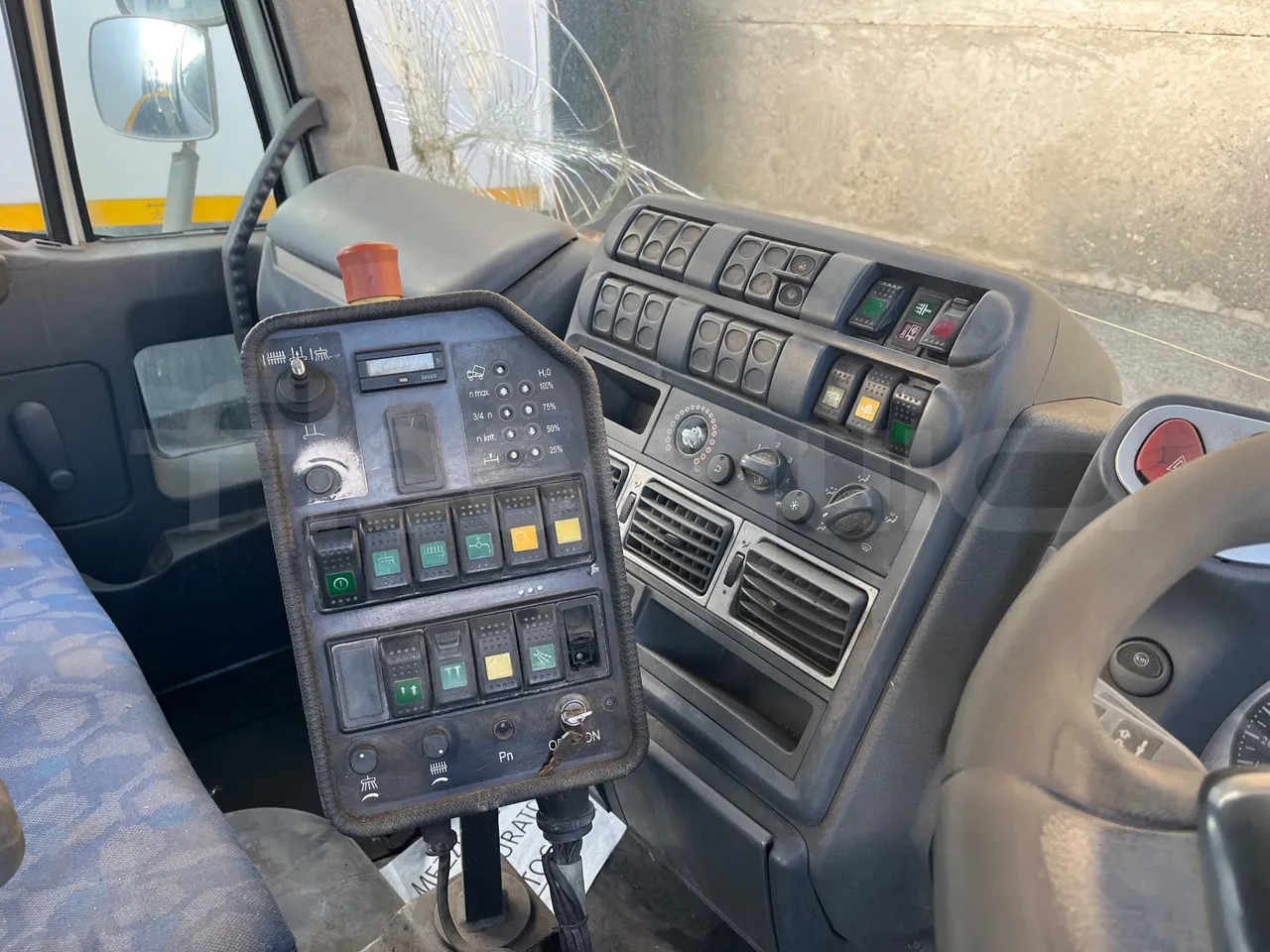 Iveco 130/120 Euro3 - 134kW - 5.995mt - radio accessories photo