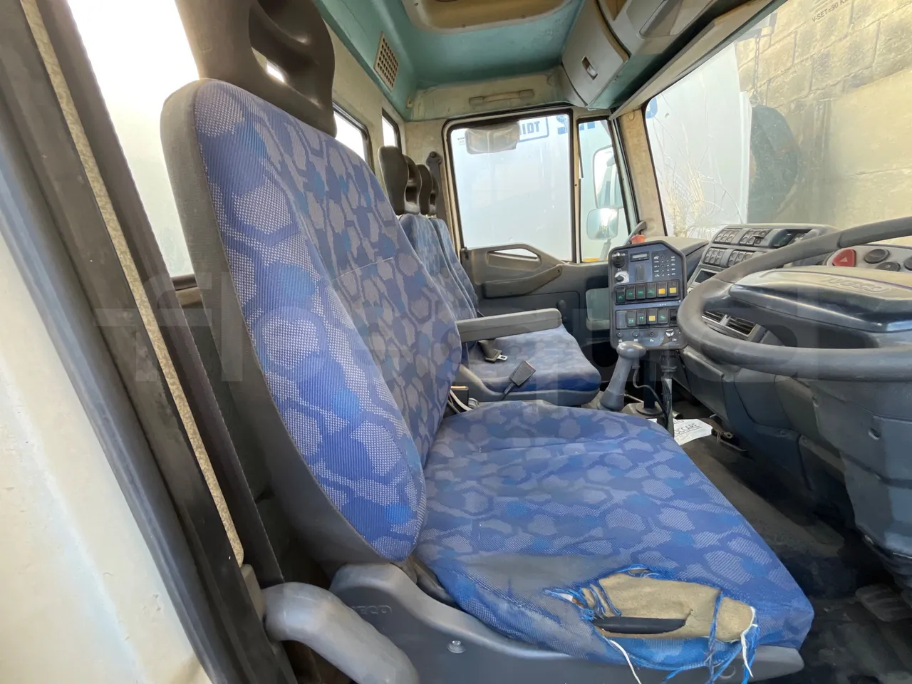 Iveco 130/120 Euro3 - 134kW - 5.995mt - driver's seat photo