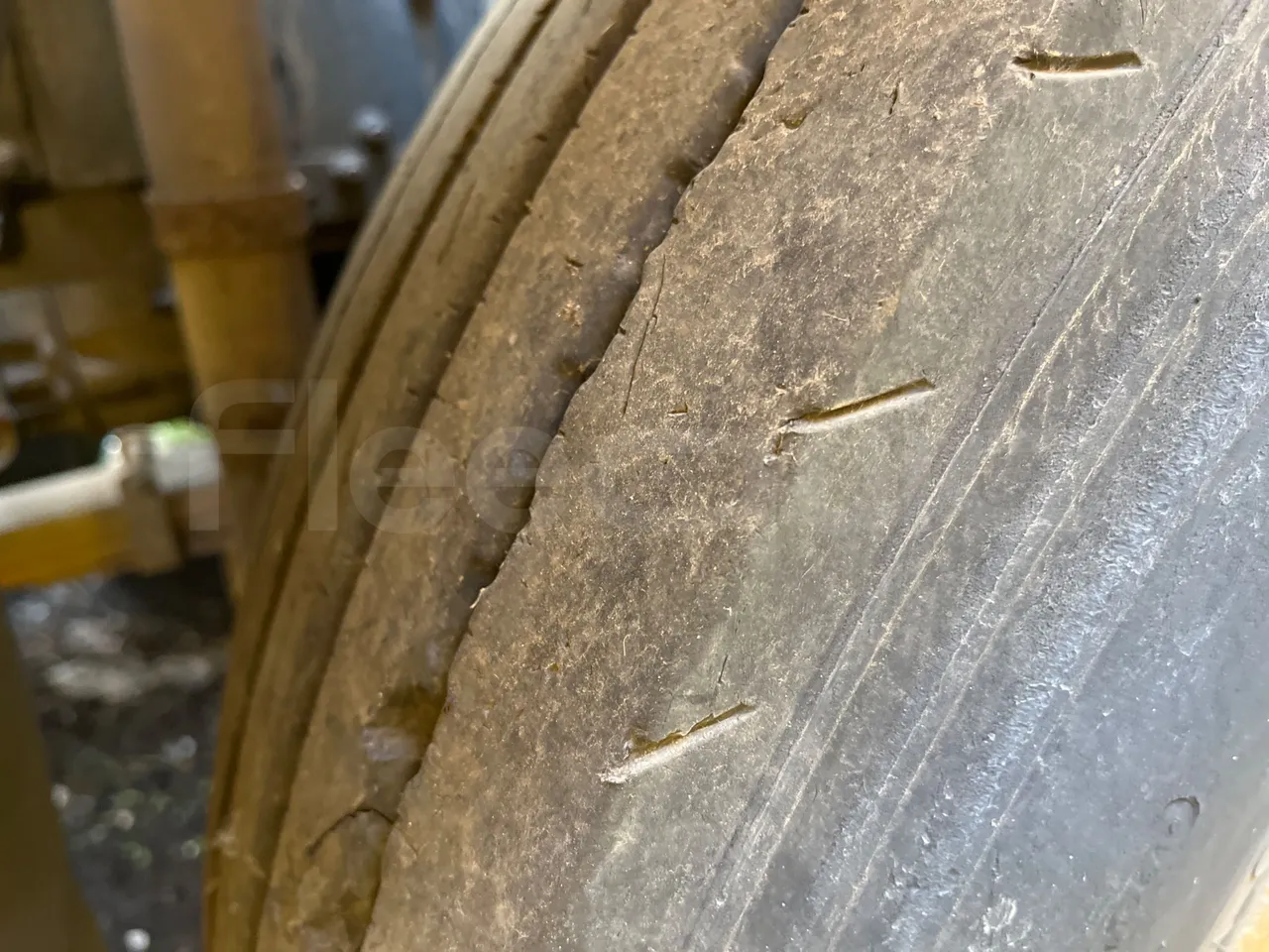 Iveco 130/120 Euro3 - 134kW - 5.995mt - tread condition front tires right