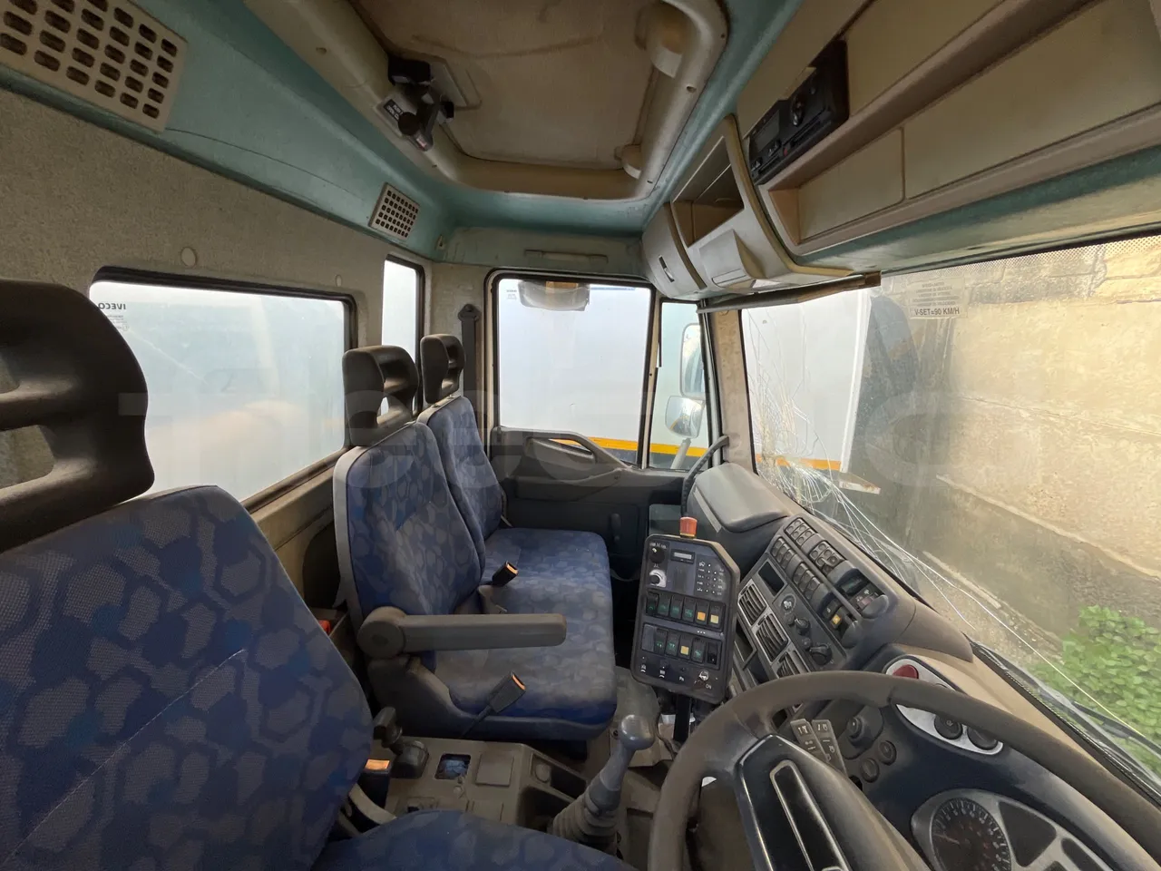 Iveco 130/120 Euro3 - 134kW - 5.995mt - overhead compartments photo