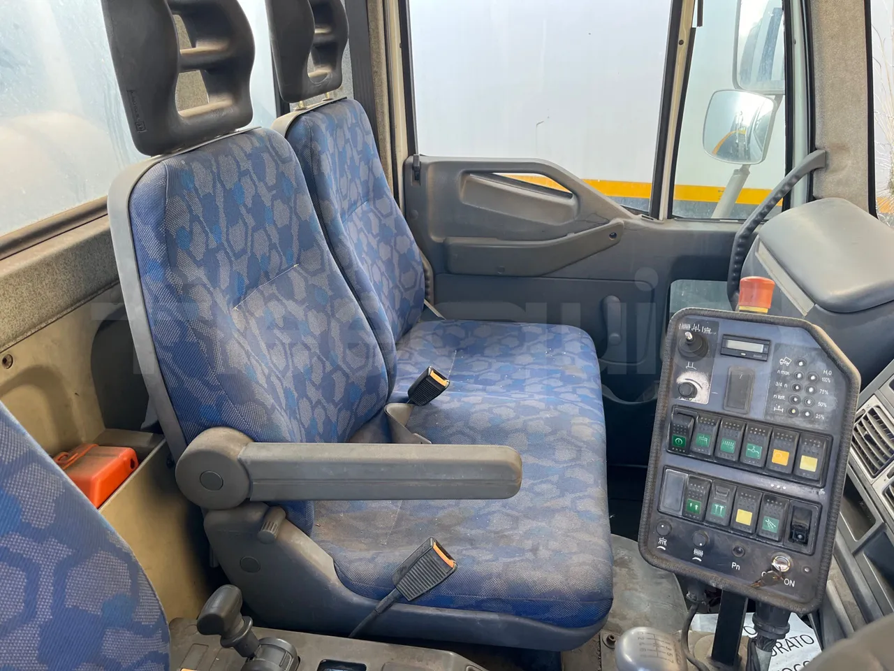 Iveco 130/120 Euro3 - 134kW - 5.995mt - hostess seat photo