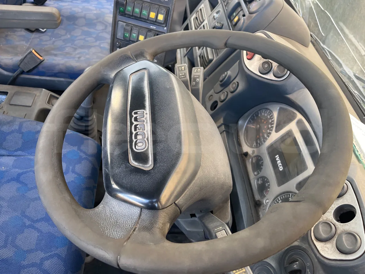 Iveco 130/120 Euro3 - 134kW - 5.995mt - steering wheel photo