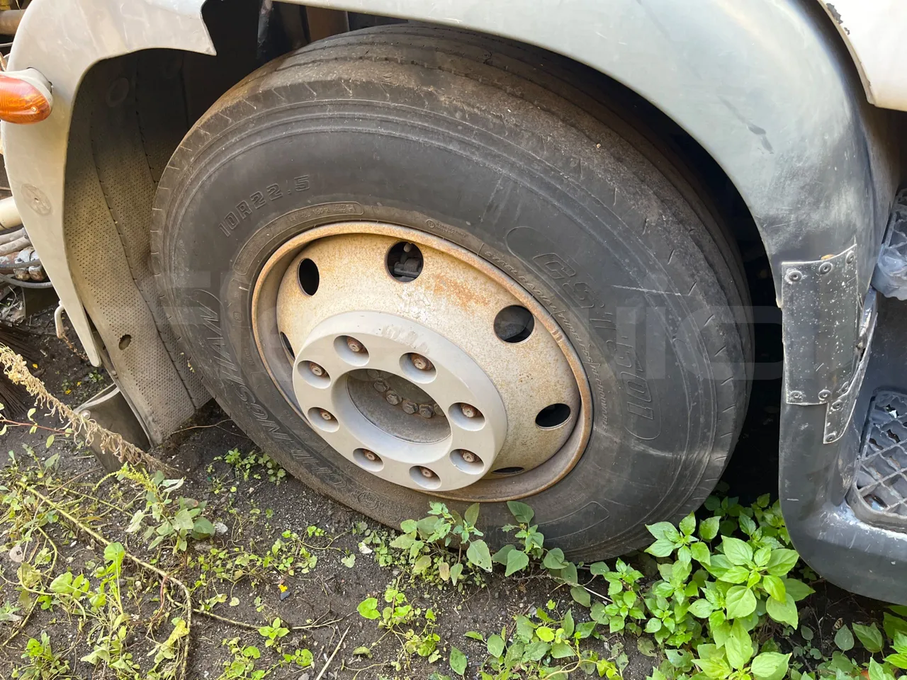 Iveco 130/120 Euro3 - 134kW - 5.995mt - front left tire measurements