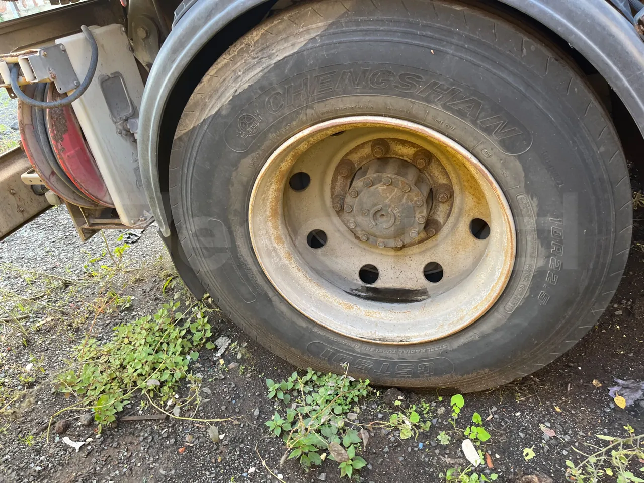 Iveco 130/120 Euro3 - 134kW - 5.995mt - rear left tire photo