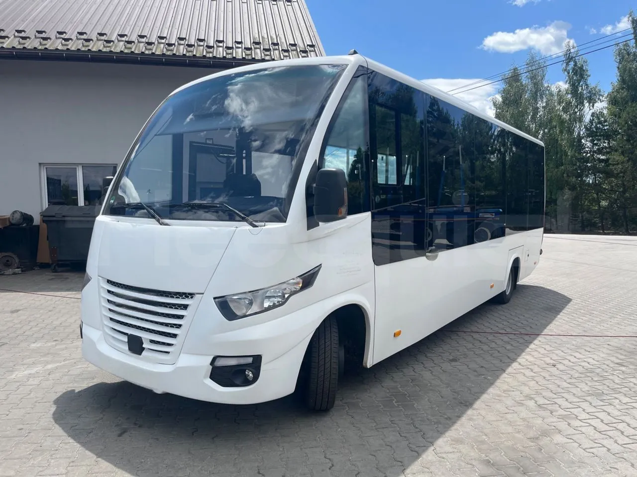 Iveco Daily 70C18 - EUR6 - 132kW - 8.04m - 3/4 front left (mandatory for bus to scrap)