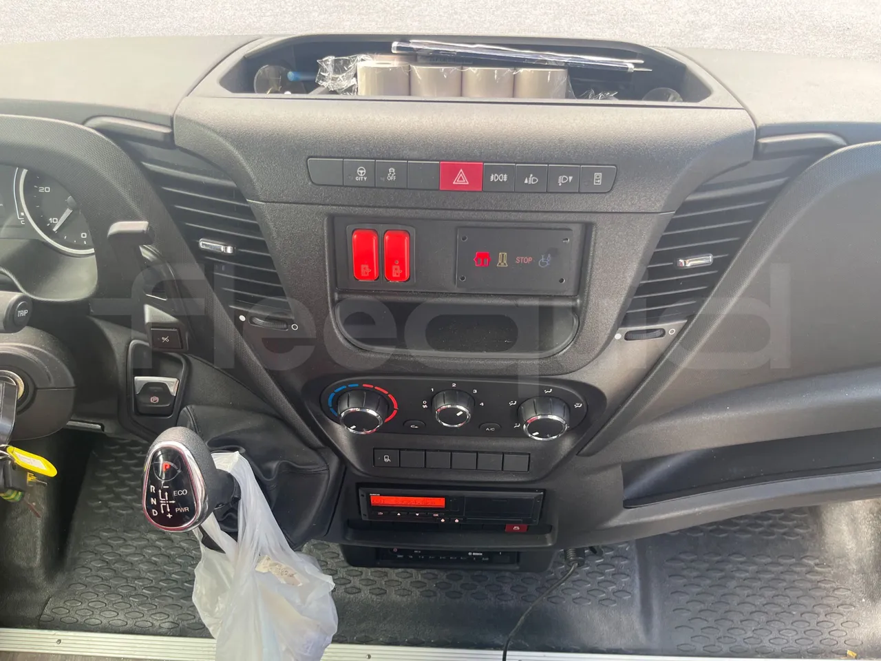Iveco Daily 70C18 - EUR6 - 132kW - 8.04m - radio accessories photo
